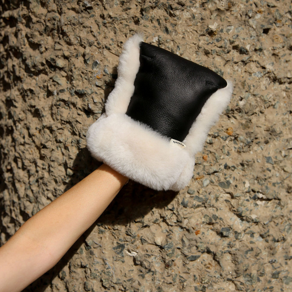Coated Sheepskin Buggy Mittens (Noir/Milk)