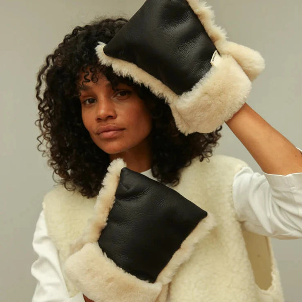 Coated Sheepskin Buggy Mittens (Noir/Milk)