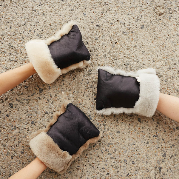 Coated Sheepskin Buggy Mittens (Noir/Milk)