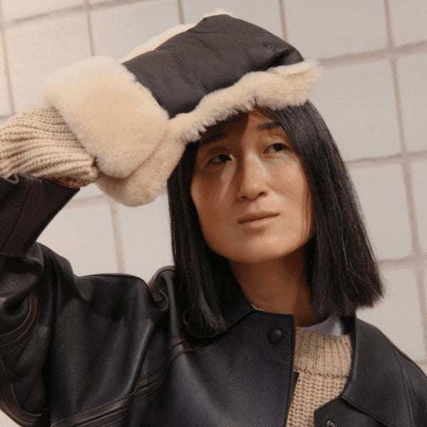 Coated Sheepskin Buggy Mittens (Noir/Milk)