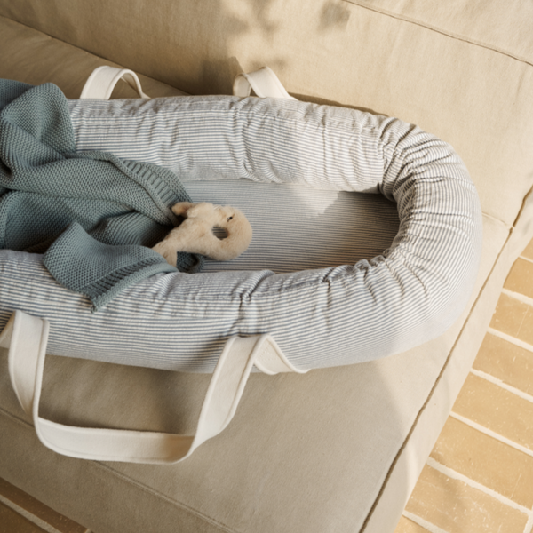 Gro Striped Baby Lift and Nest (Blue Wave/Creme de la Creme)