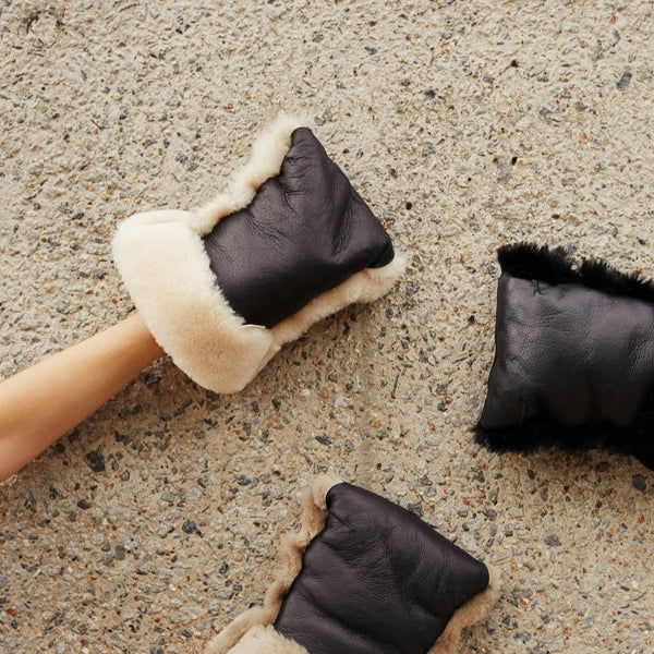 Coated Sheepskin Buggy Mittens (Noir/Milk)