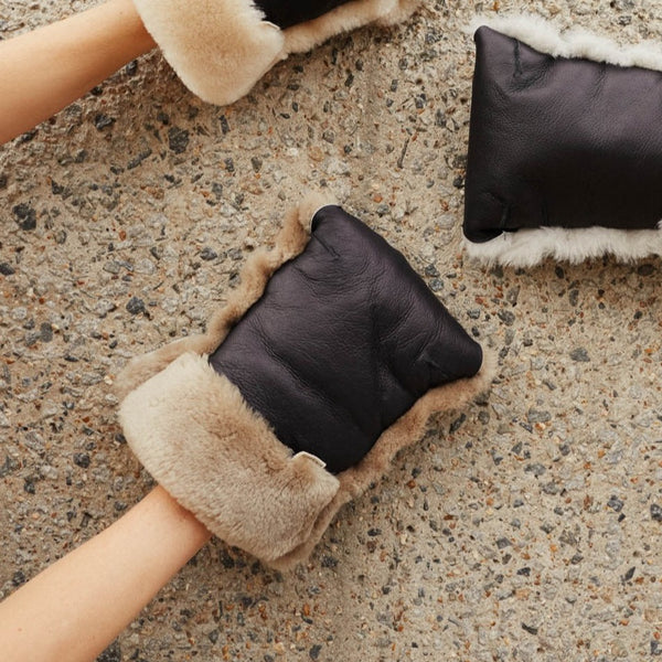 Coated Sheepskin Buggy Mittens (Noir/Toast)