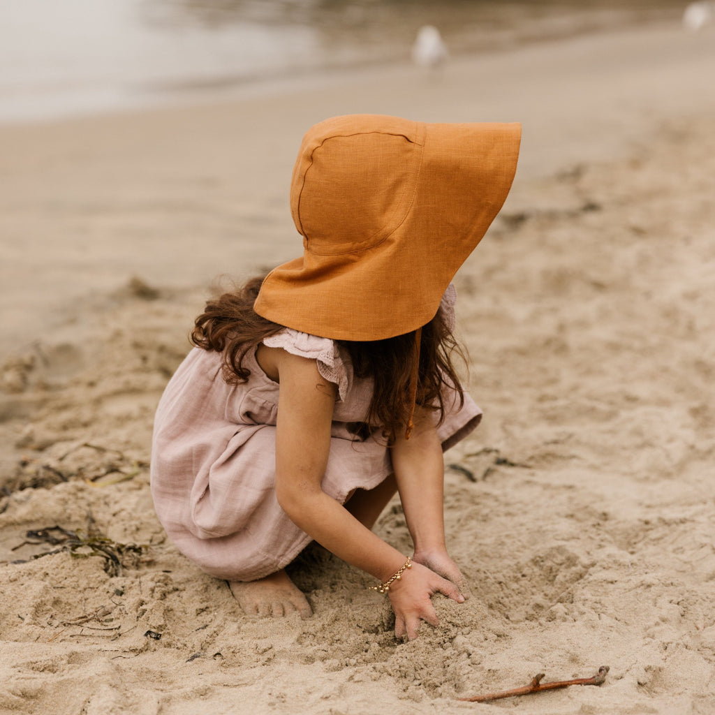 Brimmed baby bonnet top